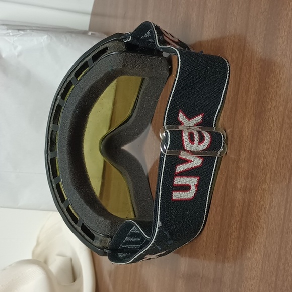 Uvex Black and Yellow Ski Goggles - Picture 5 of 5